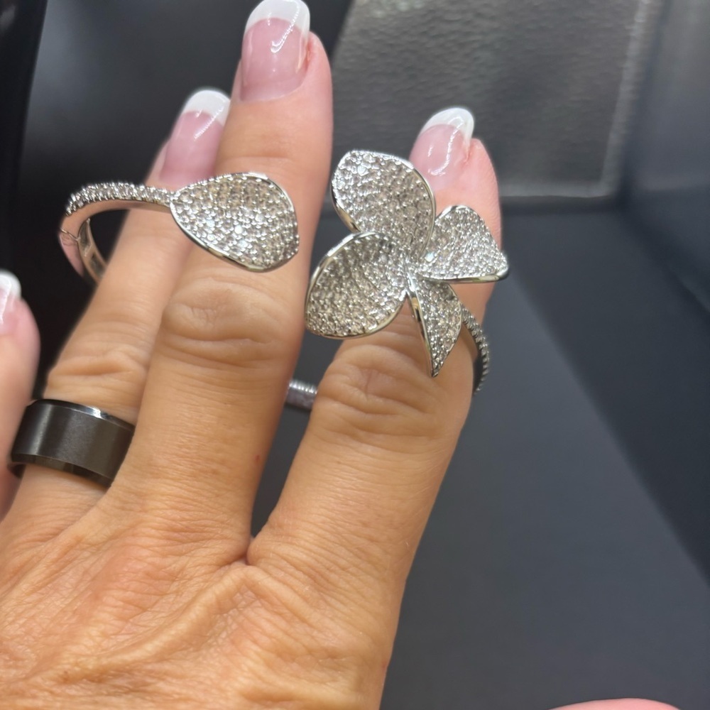 Elegant Silver Floral Ring